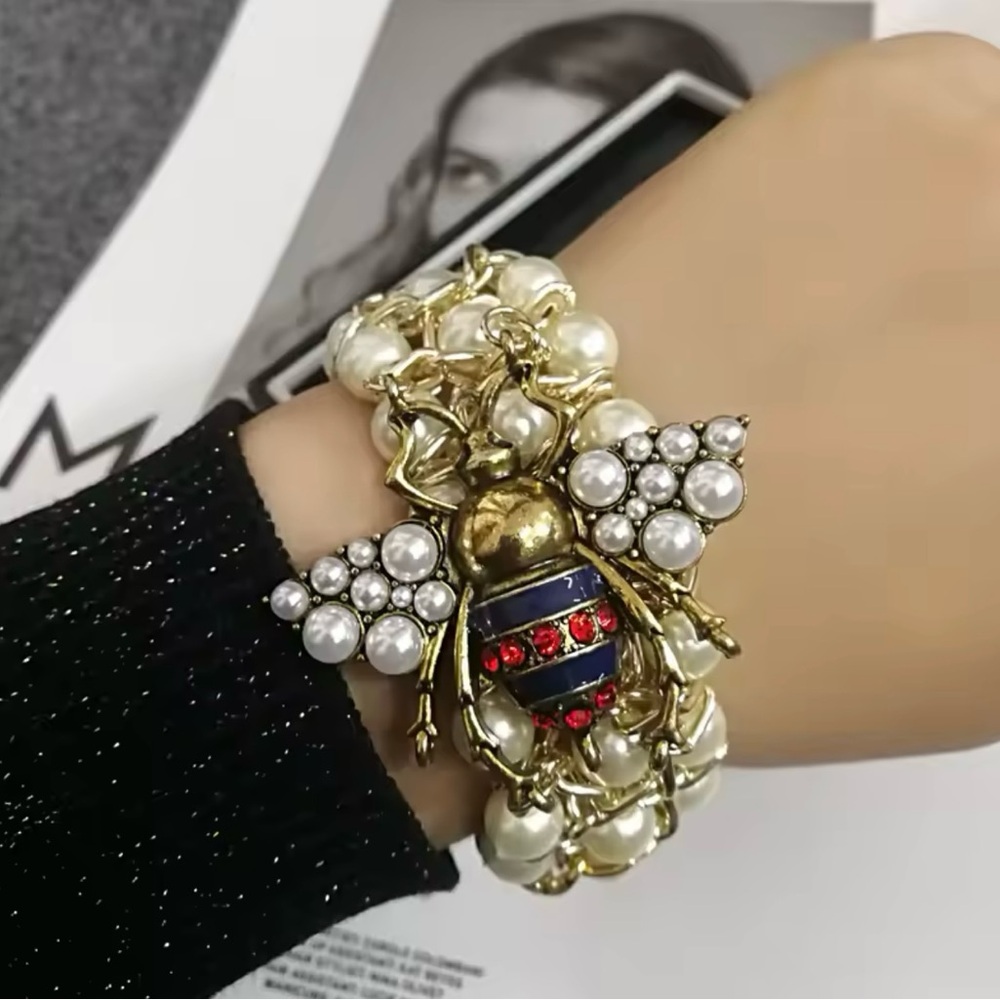 🐝Elegant Gold and Pearl Bee Bracelet